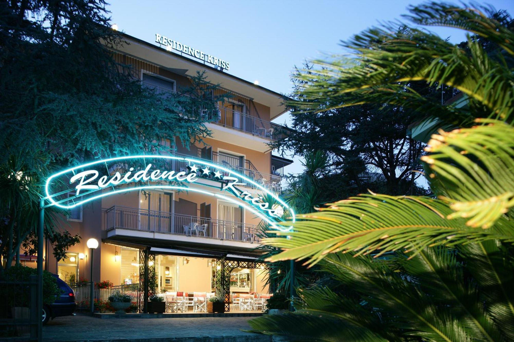 Residence Hotel Kriss Deiva Marina Zewnętrze zdjęcie