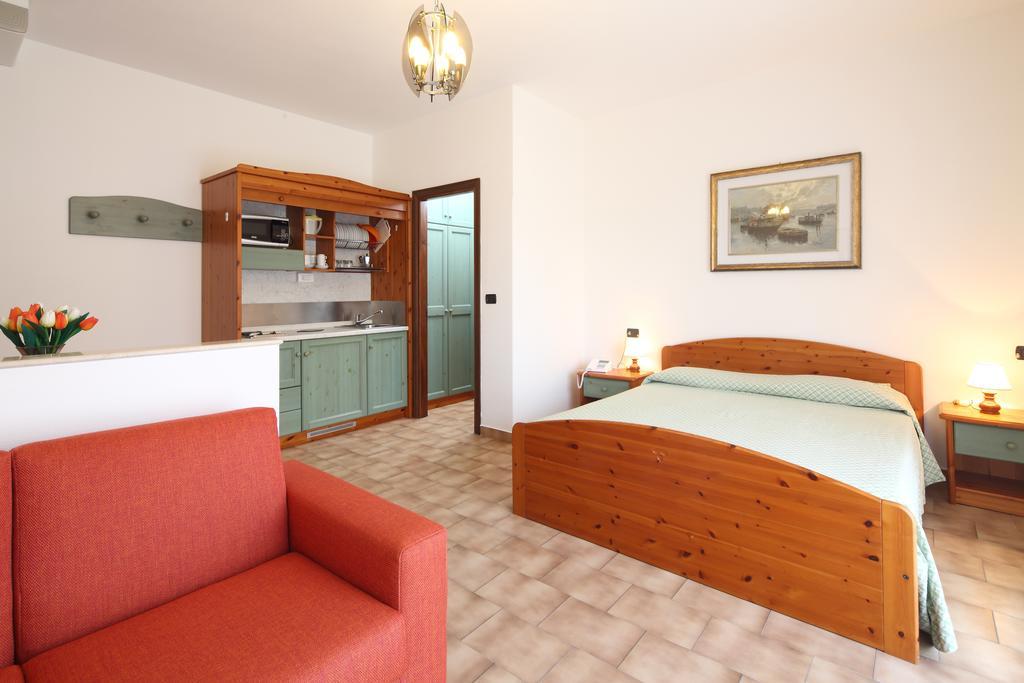 Residence Hotel Kriss Deiva Marina Zewnętrze zdjęcie