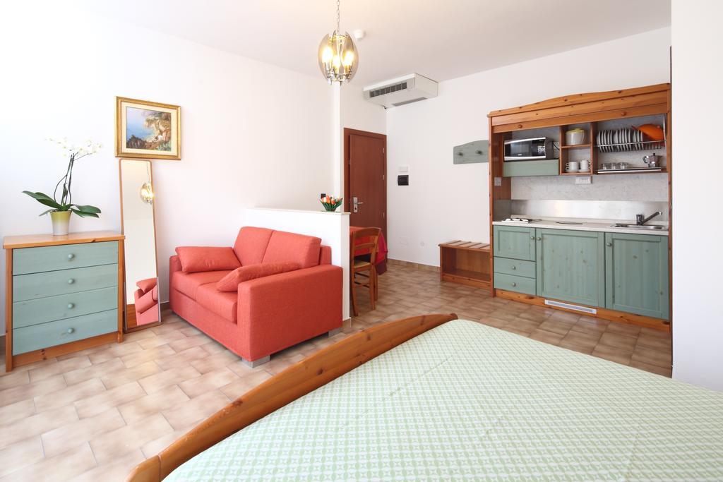 Residence Hotel Kriss Deiva Marina Zewnętrze zdjęcie