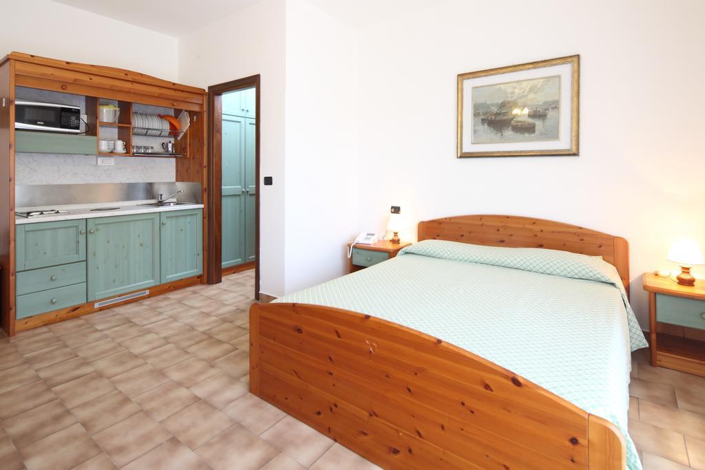 Residence Hotel Kriss Deiva Marina Zewnętrze zdjęcie
