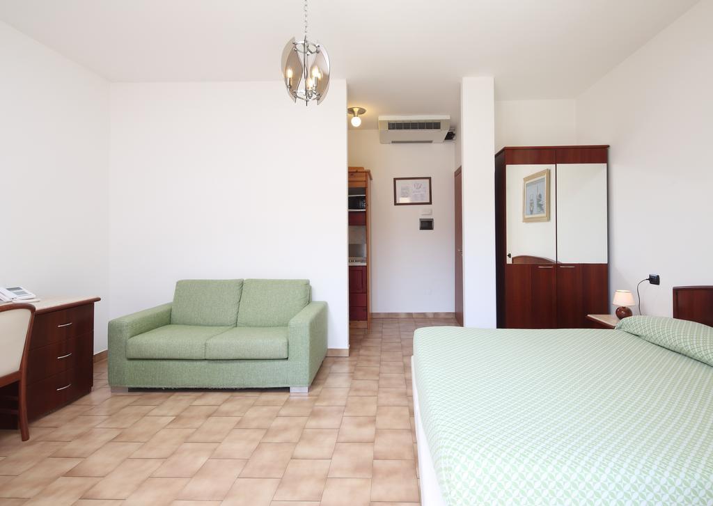 Residence Hotel Kriss Deiva Marina Zewnętrze zdjęcie